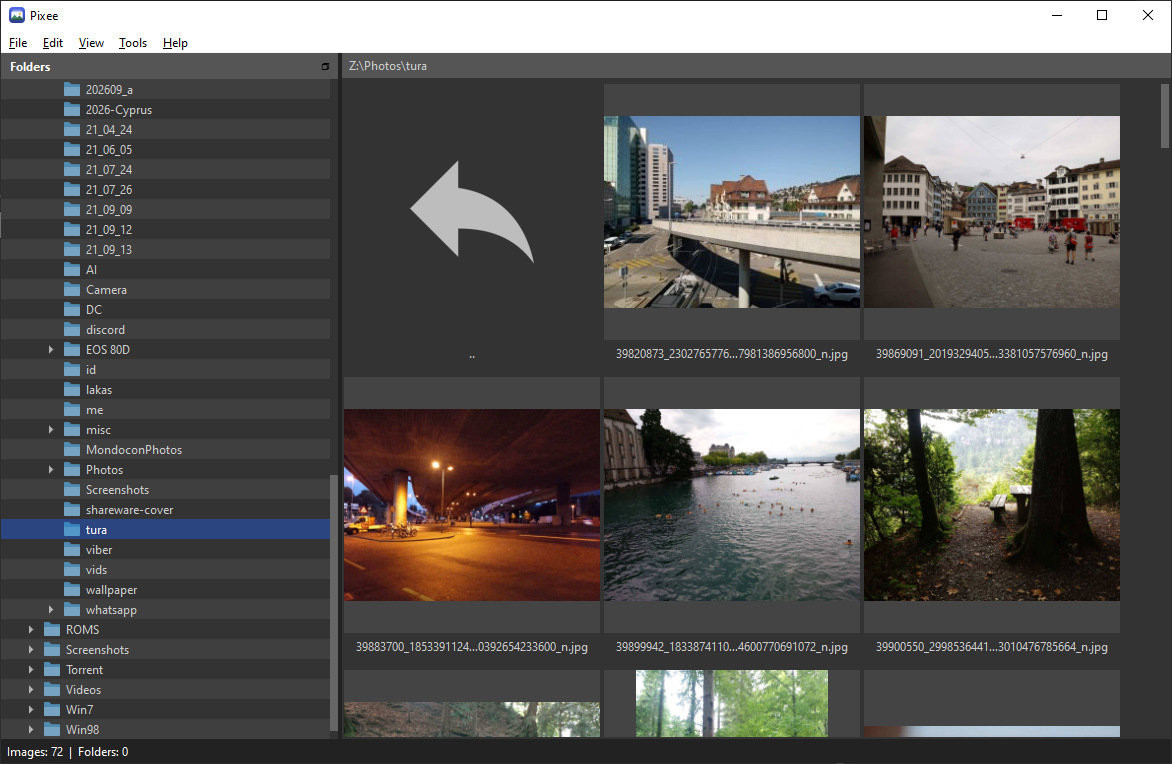 Pixee browsing a folder of photos as a thumbnail grid, with the folder tree on the left